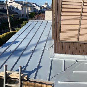 屋根カバー工法施工後ガルバリウム銅板