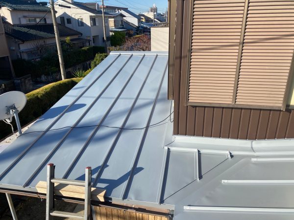 屋根カバー工法施工後ガルバリウム銅板