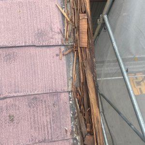 屋根カバー工法施工中