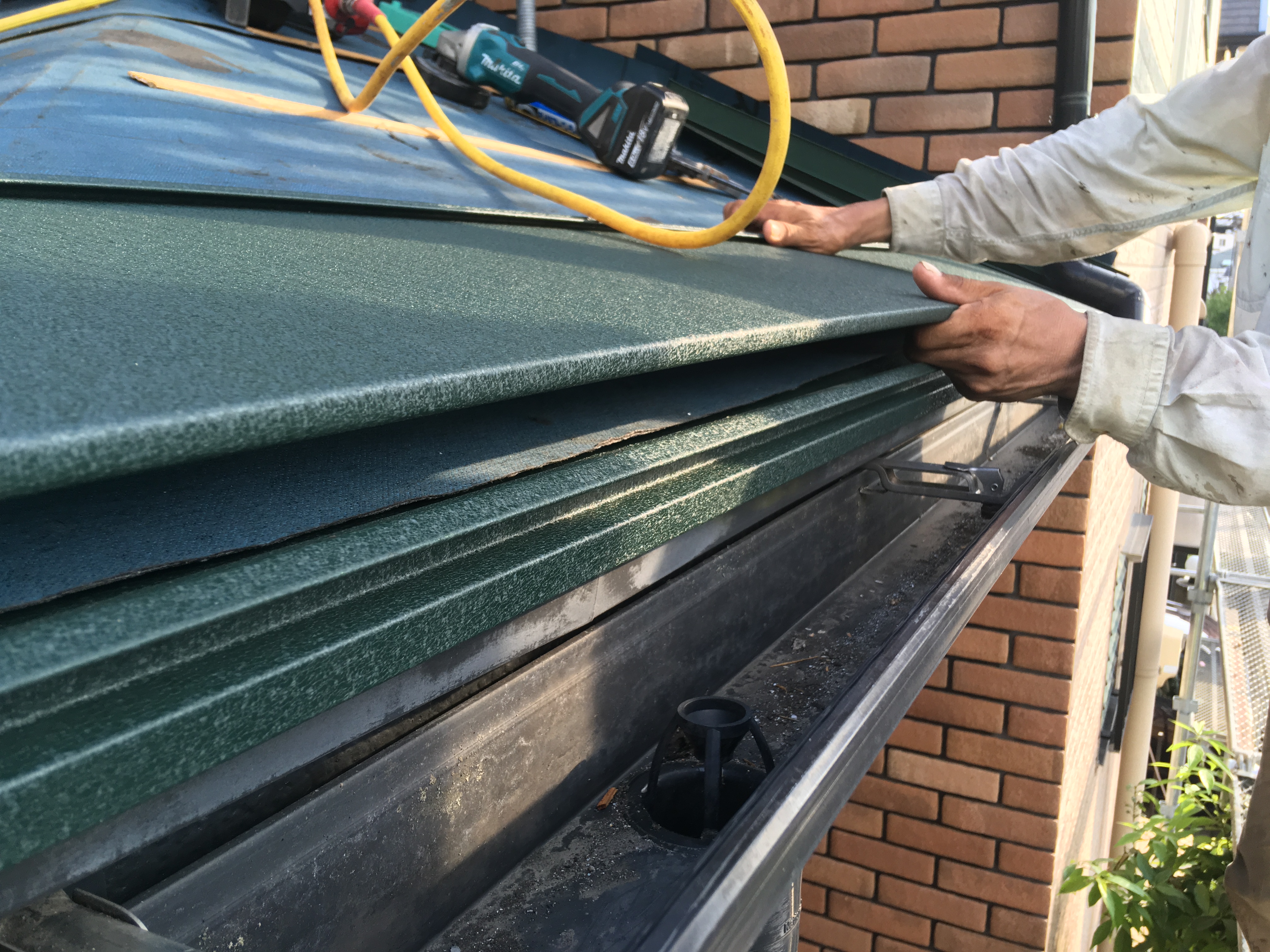 カバー工法　新しい屋根取付