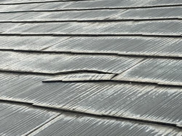 【尾張旭市】屋根材にひび割れや欠けてしまったお宅で屋根カバー工法サムネイル