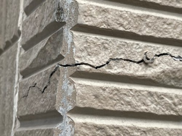 【尾張旭市】外壁と外壁の間にあるゴム材が傷んでいるお宅で建物調査サムネイル