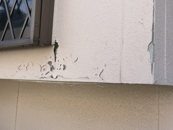 外壁に剥がれが見られるお宅で建物調査サムネイル