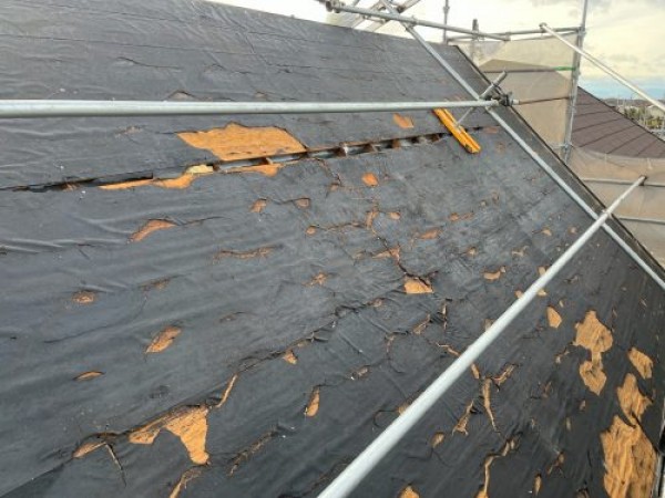 屋根の下地に隙間ができていたお宅で屋根のメンテナス工事を行わせて頂きましたサムネイル