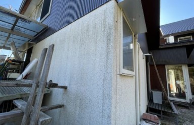 ガルバリウム鋼板とサイディングボードが外壁に張られているお宅で外壁塗装の見積もり調査サムネイル