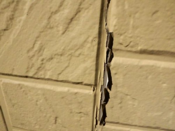 塗膜の剥がれが見られるお宅で外壁塗装の見積もり調査サムネイル